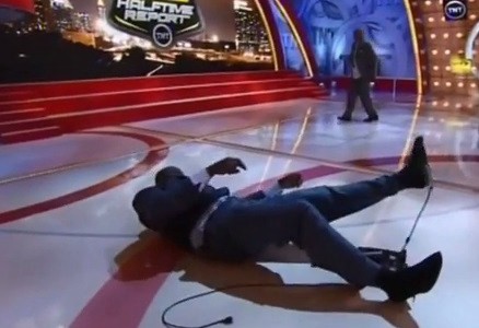 Shaquille O'Neal protagoniza tropezón estilo NBA en pleno vivo