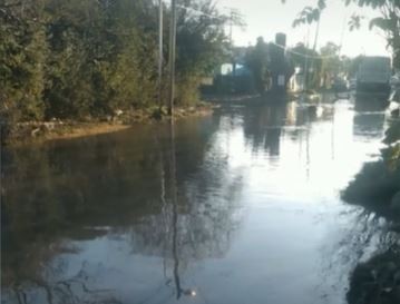 Una "pequeña Venecia" en José C. Paz: una calle inundada desde hace 3 meses