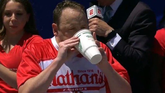 Ganó por 15° vez un concurso de comer "hot dogs" y superó un récord de Rafael Nadal