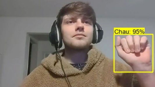 Creó un "traductor" de lengua de señas y ahora busca masificarlo