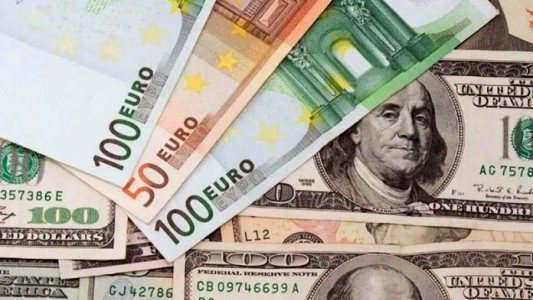 Cae el euro y alcanza su valor más bajo frente al dólar desde 2002