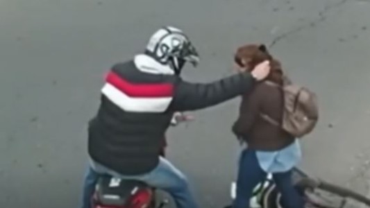 Video: Agarró de los pelos a una maestra para robarle el celular