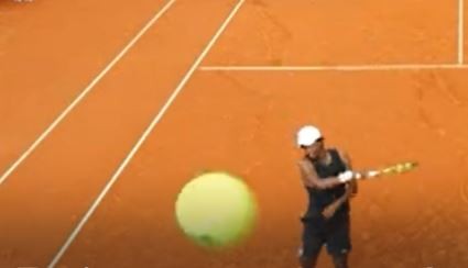 Tenista sueco destrozó una cámara de un pelotazo y los vidrios volaron para todos lados