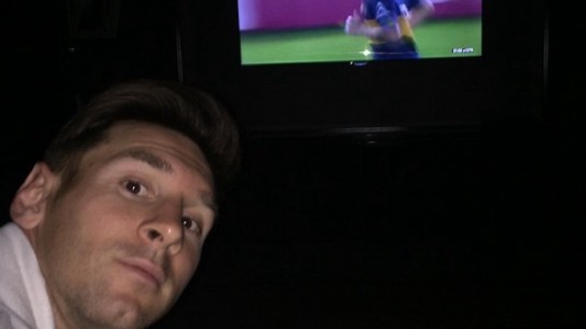 La foto de Messi mirando el Superclásico desde España