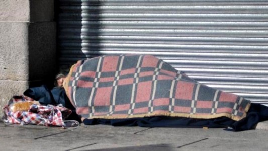 Denuncian la muerte de 10 personas en situación de calle y convocan a un "frazadazo" en el Obelisco