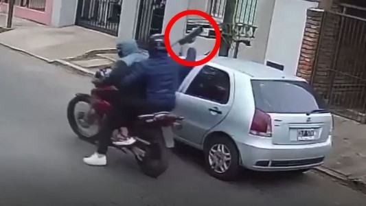 Motochorra con ametralladora sale de cacería por las calles de Merlo - #REC