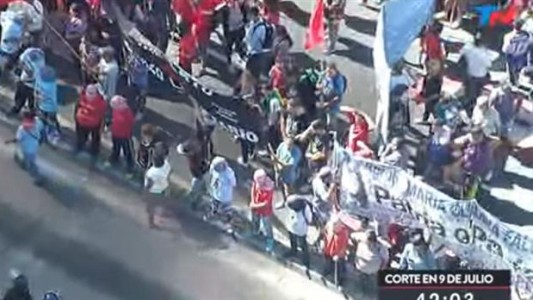 Tensión en el centro porteño: piqueteros intentan cortar la 9 de Julio