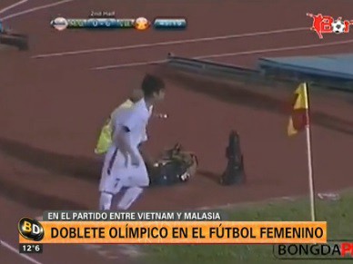 Dos goles olímpicos, uno con cada pierna, en un partido de fútbol femenino
