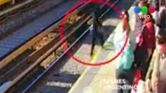 Video: un nene fue rescatado tras caer a las vías del tren Sarmiento