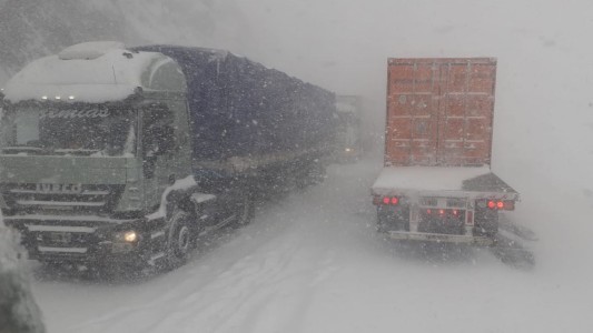 Cientos de autos, camiones y micros varados en el paso Cristo Redentor