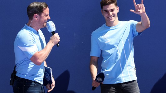 Julián Álvarez fue presentado en Manchester City ante una multitud
