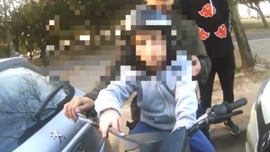 Video: Llevaba a su hijo en moto y dio positivo de cocaína y marihuana