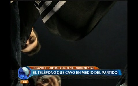 Se le cayó el celular en el Superclásico