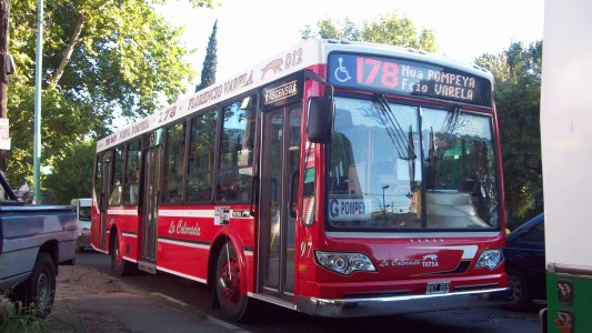Apuñalaron a colectivero de la línea 178 en un intento de robo en Quilmes: paran los choferes