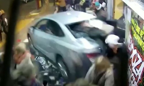 Un auto chocó contra la fachada de un teatro en Mendoza y dejó múltiples heridos, tres de gravedad