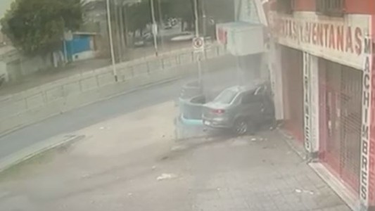 Video: Así se incrustó un auto en el frente de una carpintería
