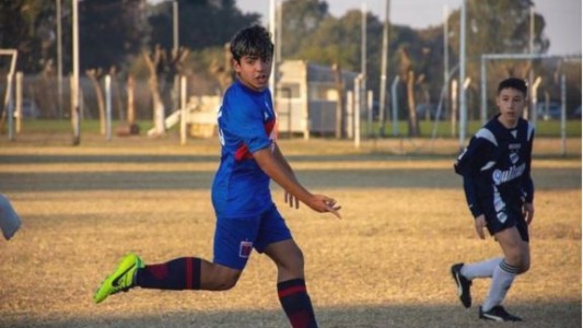 Golazo "maradoniano" de Benja, el hijo del Kun Agüero