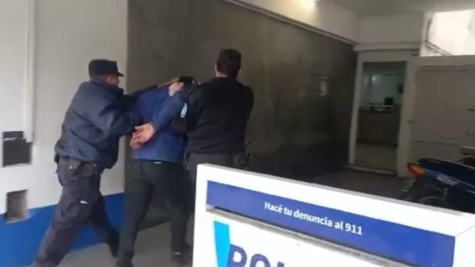 Tenía frío y le pidió al colectivero que cerrara la puerta: el chofer se negó, lo golpeó y fue detenido