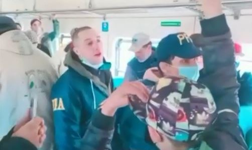 Video: Atacaron a dos policías en el Tren San Martín