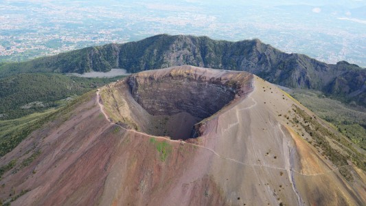Por una selfie, cayó al cráter del volcán: sufrió heridas leves y lo rescataron