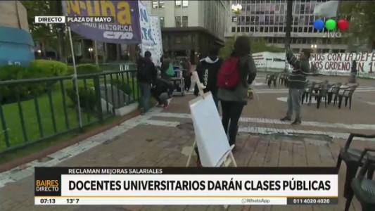Docentes universitarios dan clases públicas en la Plaza de Mayo en reclamo salarial