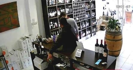 Video: Robó el celular de un comercio pero pagó el vino que compró