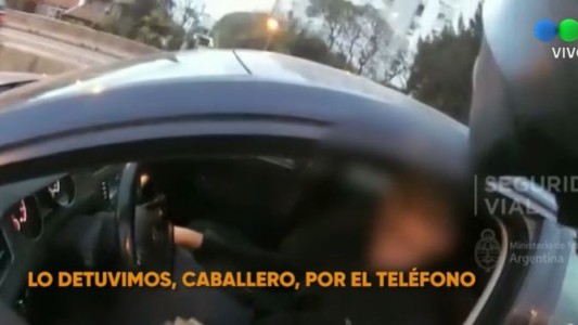 Deberá pagar una multa de $30.000 por usar el celular mientras conducía en la Panamericana
