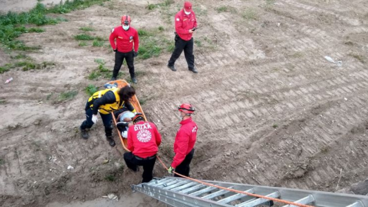 Pelea entre limpiavidrios terminó con uno de ellos cayendo desde un puente