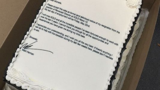 Despedida dulce: presentó su renuncia escrita en una torta