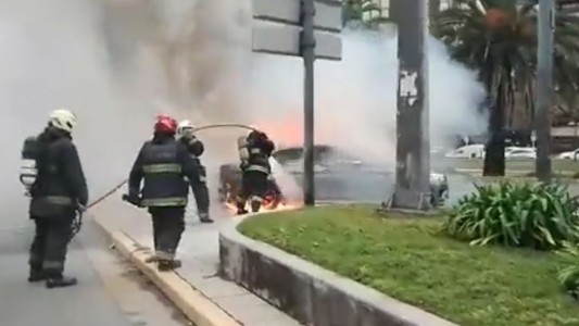 Video: el impactante incendio de un BMW en la 9 de Julio