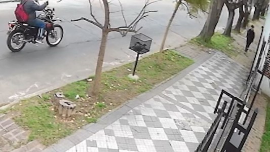 Motochorro solitario maneja y apunta al mismo tiempo a un chico que volvía de la escuela - #REC