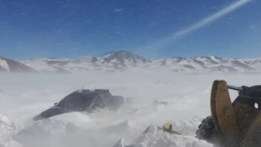 Varados tres días en su camioneta, a 30 grados bajo cero: rescataron a familia en la Cordillera de los Andes