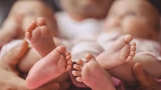 La increíble historia de las mellizas que tienen diferente padre