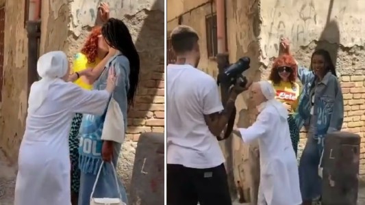 Video: una monja interrumpió en la calle a una modelo y una actriz que se besaban para una producción
