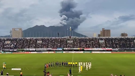 Un volcán entró en erupción previo al inicio de un partido de fútbol en Japón
