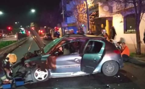 Video: iban 8 amigos en un auto y chocaron contra el cantero del Metrobus