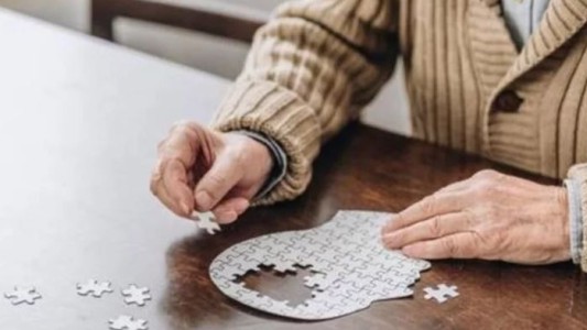 Desarrollan un sensor que puede identificar signos del Alzheimer en la sangre hasta 17 años antes