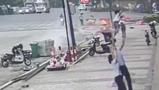 Video: una beba de dos años cayó desde un quinto piso y un hombre la salvó