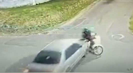 Video: Atropelló a un motociclista y huyó