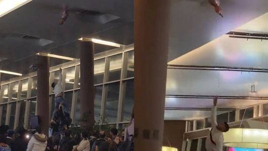 Video: argentinos y uruguayos se unieron en una pirámide humana para salvar el globo de Peppa Pig de una nena