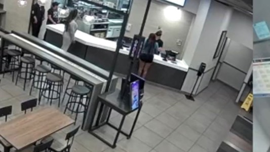Un empleado de un local de comidas rápidas le arrojó agua hirviendo a los clientes