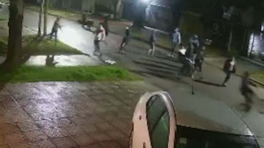 Video: jóvenes rompieron autos a piedrazos en Bernal