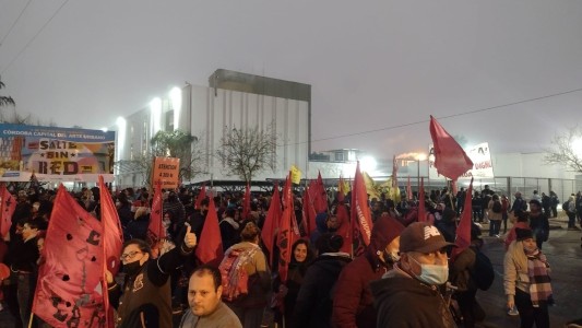 Organizaciones de izquierda mantienen acampe frente a la empresa Arcor en El Talar