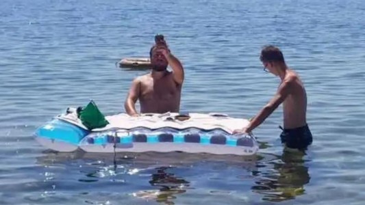 Video: polémica por un sacerdote que celebró una misa sobre una colchoneta inflable en el mar de Italia