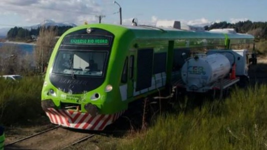 Video: un tren embistió a un camión atmosférico en Bariloche