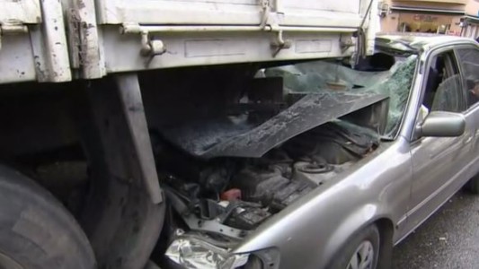 Se inscrustó con su auto debajo de un camión en Villa Luro