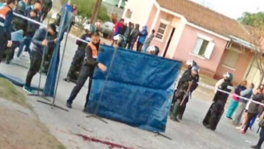 Policía discutió con varios jóvenes, le apedrearon la casa y mató a uno de un disparo en la cabeza