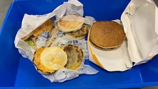 Deberá pagar una multa de 2000 dólares por el contrabando de dos McMuffins