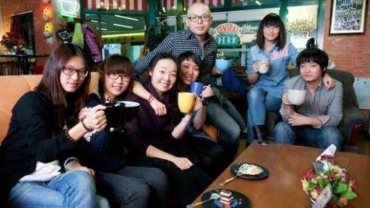 Fanático vive como si estuviera dentro de la serie "Friends"