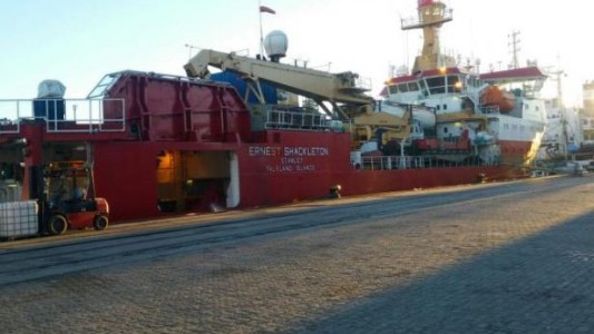 Polémica por un barco con bandera de Malvinas que atracó en Montevideo